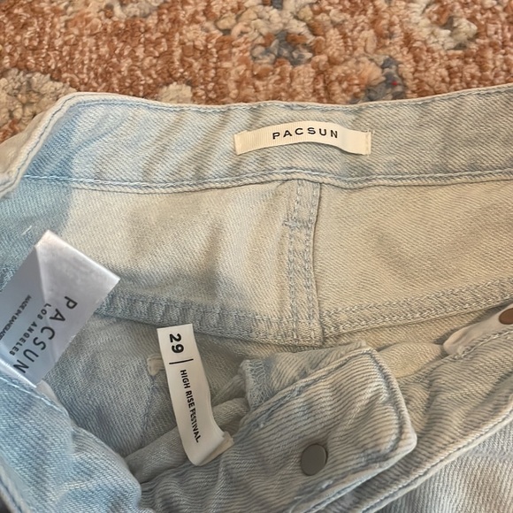 PacSun high-rise Festival jean shorts size 29 light wash, never worn - Picture 2 of 3